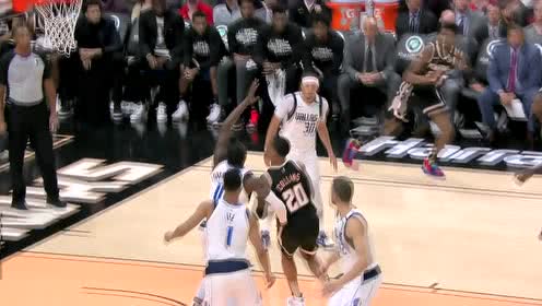 【NBA集錦】懷特籃下人群中反籃得手 科林斯反擊大跨步上籃強勢回應(yīng)