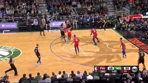 【NBA集锦】洛佩斯底角接球飙三分 模仿利拉德读表庆祝