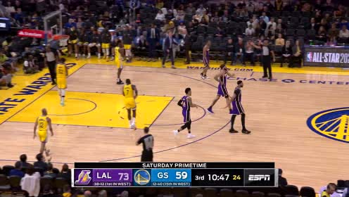 【NBA集锦】是什么让科尔一分钟就叫暂停？原来是格林自投自抢命中三分