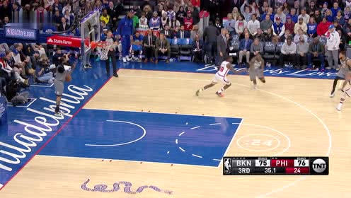 【NBA集锦】米尔顿顶开勒韦尔完成打3分 勒韦尔反击回敬3分球