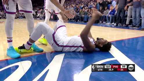 【NBA集锦】真是又当爹又当妈!恩比德被犯规后累瘫在地