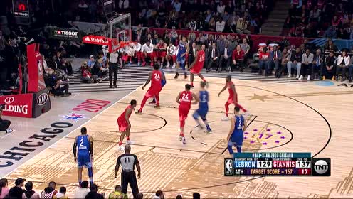 【NBA集錦】沃克無(wú)懼防守強(qiáng)硬上籃 保羅底角三分還以顏色