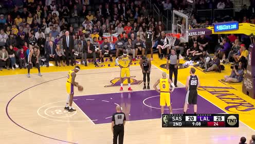 【NBA集錦】這一幕是否似曾相識(shí) 霍華德深情擁抱昔日恩師大范甘迪