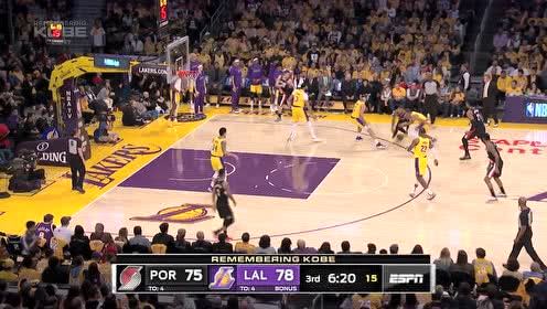 【NBA集錦】致敬曼巴精神！利拉德單手劈扣+超遠(yuǎn)三分驚艷全場(chǎng)無(wú)人可擋
