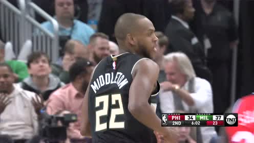 【NBA集锦】字母哥空中大挪移 空接闪躲打板上篮