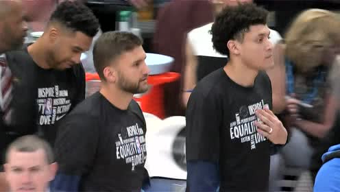 【NBA集锦】这里是禁飞区! 埃尔南戈麦斯突破惨遭东契奇无情按帽