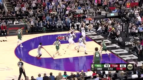 【NBA集锦】难度系数拉满 迪文琴佐大回环拉杆上篮打进