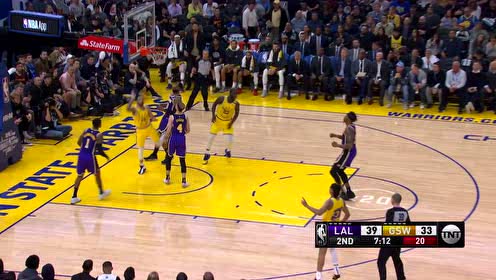 【NBA集锦】又是熟悉的配方 格林推反击一条龙助攻