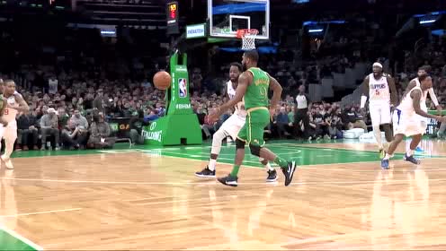 【NBA集锦】这核心力量太强了!沃克果断腾空推射强打3+1成功