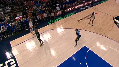 【NBA集錦】這場面真的難得一見！籃球卡在籃架上巨人博班都得拿拖把夠