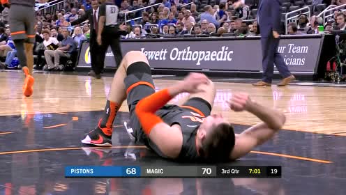 【NBA集锦】暗箭难防!梅克弯腰求生不料顶飞武切维奇上篮得手