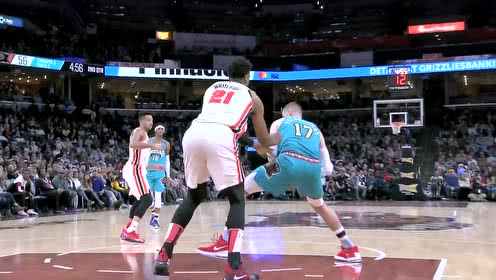【NBA集锦】两名壮汉险起冲突 怀特塞德暴力犯规瓦兰喋喋不休被队友拉开