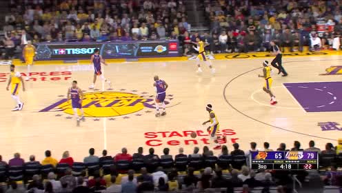 【NBA集錦】終于找準(zhǔn)時(shí)機(jī)了！布克殺進(jìn)禁區(qū)起飛雙手放進(jìn)