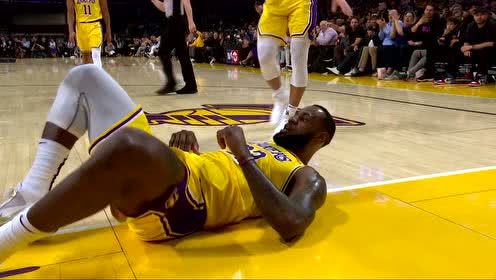 【NBA集錦】全力以赴的老詹誰能防？詹姆斯強(qiáng)打霍樂迪完成空中折疊2+1上籃