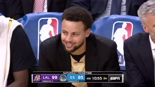 【NBA集锦】这画面太可爱了 史迈勒基奇走步失误库里和维金斯一起偷笑