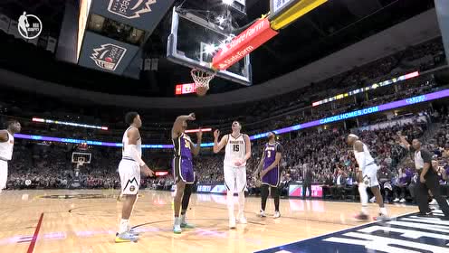 【NBA集锦】戴维斯篮下强攻 无视包夹1v3打成2+1