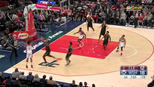 【NBA集锦】队友都竖起大拇指 比尔行进间飘逸三分利落命中