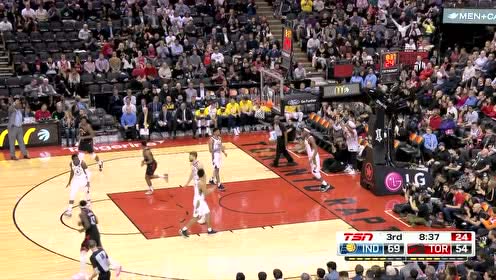 【NBA集錦】洛瑞持球突破似蛇形漫步 在三人圍堵下完成上籃