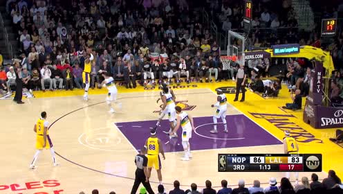 【NBA集錦】還得老漢出來解決問題！詹姆斯左路追身三分追平比分