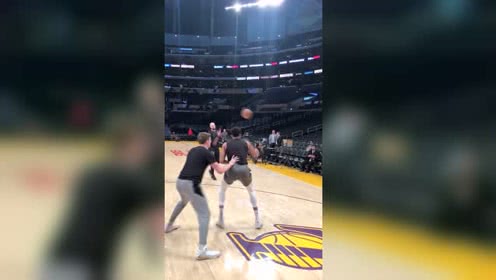 【NBA集锦】#随张指导去看球#雄鹿两大王牌赛前热身 字母哥秀完内线脚步狂练三分