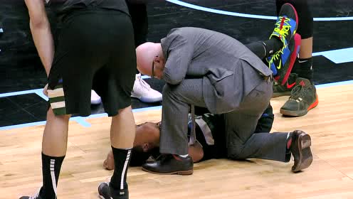 【NBA集锦】德拉季奇膝盖顶到对方私处 希尔痛苦难忍怒锤地板
