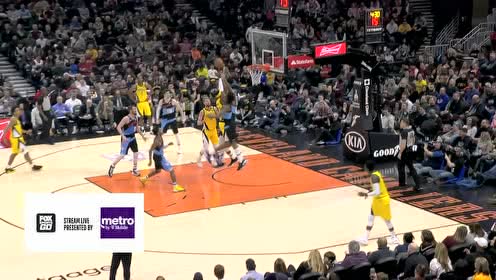 【NBA集錦】比比誰飛得更高！特納飛身上籃不料波特迎面血帽強(qiáng)行制止