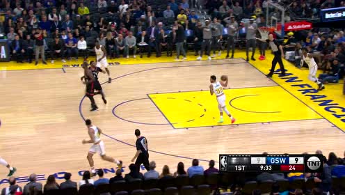 【NBA集錦】完全是碾壓過去 伊巴卡拖著對手殺進(jìn)籃下完成隔扣！