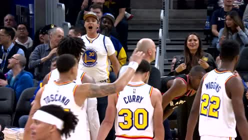【NBA集錦】多角度攝影師捕捉庫里賣萌瞬間 命中超難三分后扮起鬼臉