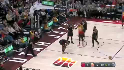 【NBA集锦】开场不到5分钟连损两员大将!阿奴诺比扭伤脚踝返回更衣室治疗