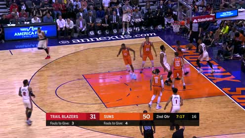 【NBA集錦】終于打進(jìn)本場(chǎng)首球！利拉德疾速殺向禁區(qū)滑翔上籃
