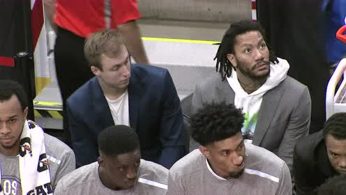 【NBA集锦】表情呆萌 罗斯现身主场观战