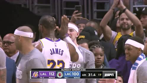 【NBA集锦】詹姆斯回到替补席享受全场MVP呼声 库兹马兴奋的为大哥戴上皇冠!