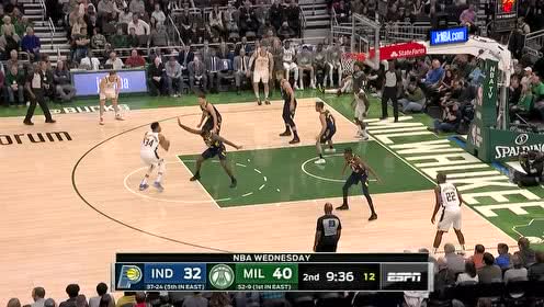【NBA集錦】四人合圍之下摘板補(bǔ)扣！ 字母哥你簡(jiǎn)直是個(gè)怪獸