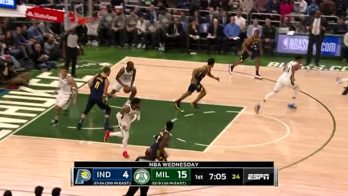 【NBA集錦】擊鼓傳花一般的反擊配合！ 字母哥一馬當(dāng)先反擊中空接砸扣