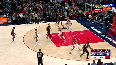 【NBA集锦】速度快的不行 巴特勒突破防守轻松暴扣