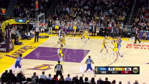 【NBA集錦】羅賓遜空位飆進三分 詹皇借掩護再飆三分空心彈
