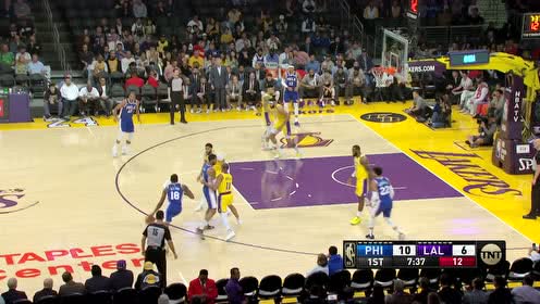 【NBA集錦】可別小瞧35歲老漢的速度！詹姆斯一條龍猛沖上籃2+1輕松打進