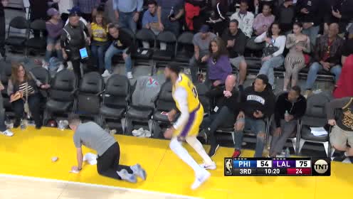【NBA集錦】米德爾頓三分二連擊 濃眉為救球直接撲向觀眾席人仰馬翻