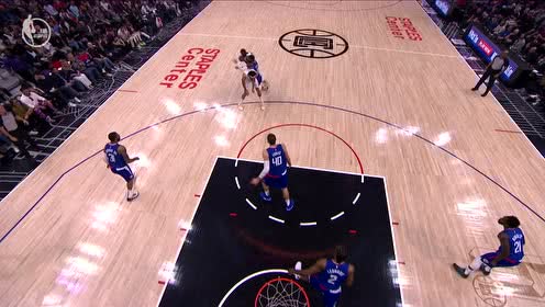 【NBA集锦】麦基翘臀掩护助詹姆斯杀入篮下 无情碾压收获2+1