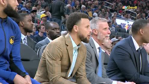 【NBA集锦】说好的复出又鸽了!库里身着西装坐在场边嚼着口香糖认真观战