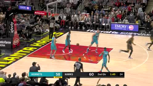 【NBA集锦】特雷杨刚过半场手就收不住了！踩着LOGO爆射超远三分
