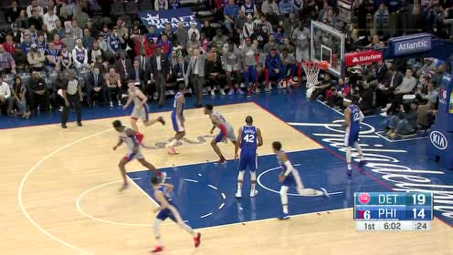 【NBA集锦】只身勇闯虎穴 伍德突破包围圈原地起飞暴扣怒吼