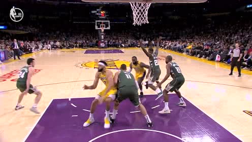 【NBA集锦】雄鹿五人收缩镇守内线 詹姆斯不管不顾强起2加1