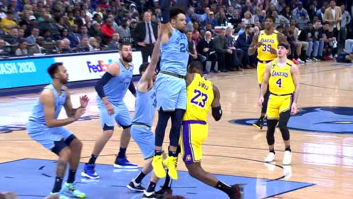 【NBA集锦】钢筋铁骨!詹姆斯扭脚后仿佛啥事没有系好鞋带继续干