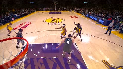 【NBA集锦】霸皇扣篮威力无边 詹姆斯滑翔单手劈扣反超比分惊呆JayZ