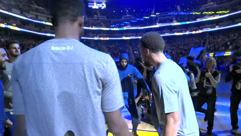 【NBA集錦】時(shí)隔127天DJ終于喊出了庫里的名字！ 大通中心山呼海嘯迎接庫里登場