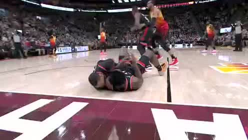 【NBA集锦】赔了夫人又折兵 鲍威尔不慎被队友撞伤返回更衣室接受治疗