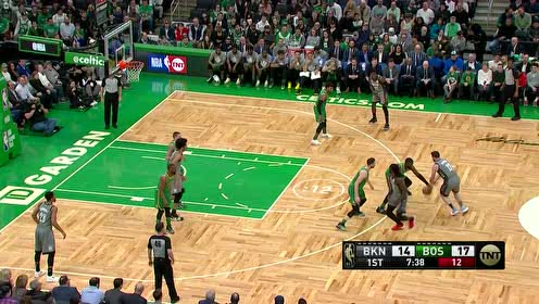 【NBA集锦】螺旋起飞！ 杰伦布朗抢断后上演360度旋转暴扣