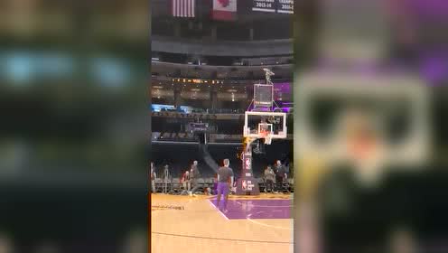 【NBA集锦】詹姆斯赛前3.5小时抵达球馆训练投篮 超远三分6中6弹无虚发