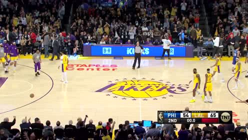 【NBA集錦】還是年輕啊小兄弟！羅賓遜欲頂著詹皇強投球直接被扇飛